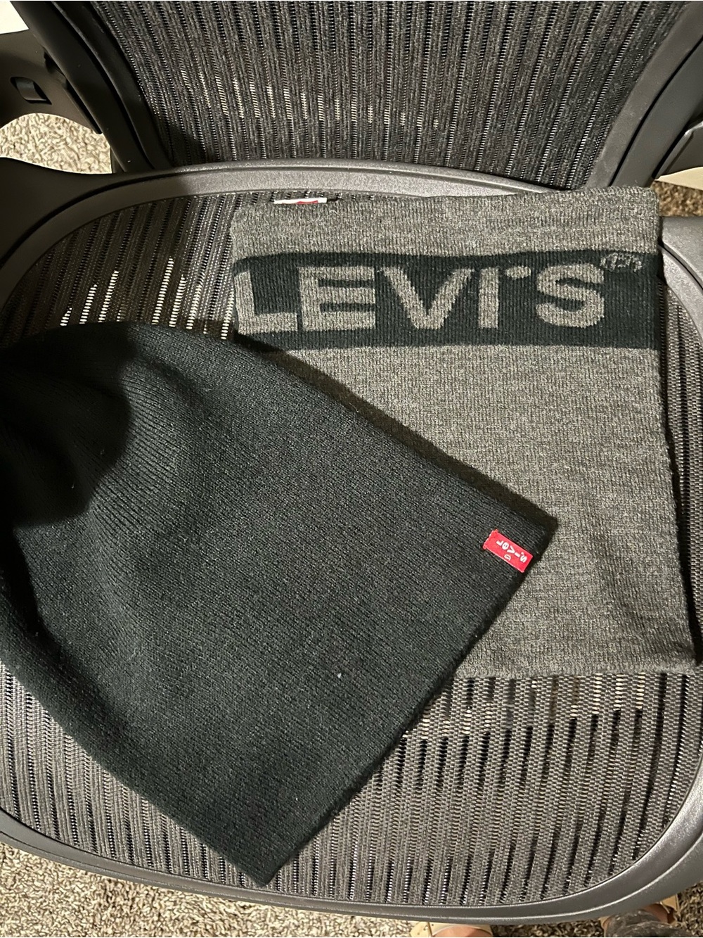 Levi's Men’s Gray & Black Beanie And Neck Gaiter